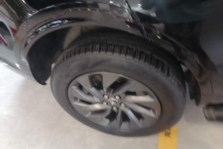 Used Land Rover Discovery 2023 360 PS R-Dynamic S Right Rear Wheel Hub