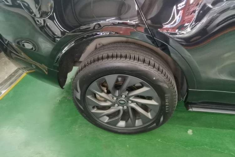Used Land Rover Discovery 2023 Revised Version 360 PS R-Dynamic S Right Rear Wheel Hub