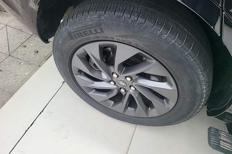 Used Land Rover Discovery 2023 Revised Version 360 PS R-Dynamic S Right Rear Wheel Hub