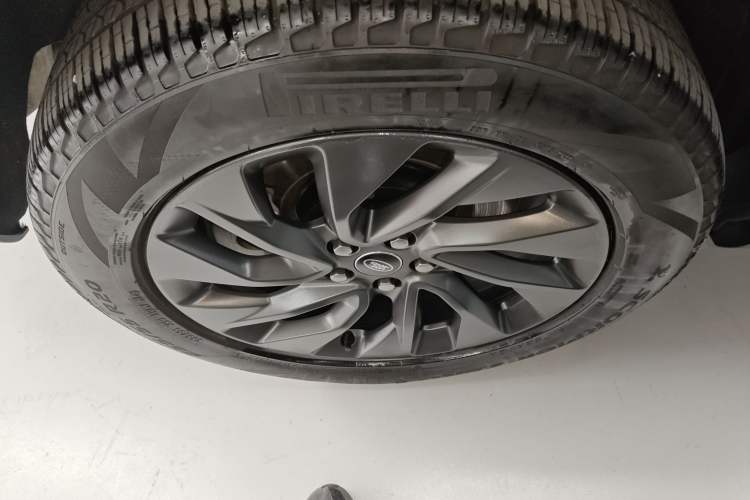 Used Land Rover Discovery 2023 Revised Version 360 PS R-Dynamic S Right Rear Wheel Hub
