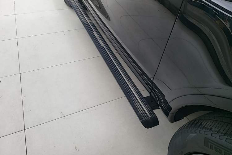 Used Land Rover Discovery 2023 Revised Version 360 PS R-Dynamic S Right Side Sill