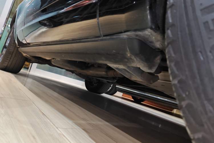 Used Land Rover Discovery 2023 360 PS R-Dynamic SE Right Side Sill