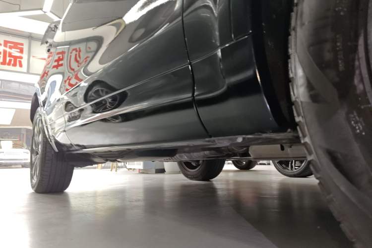Used Land Rover Discovery 2023 Revised Version 360 PS R-Dynamic S Right Side Sill