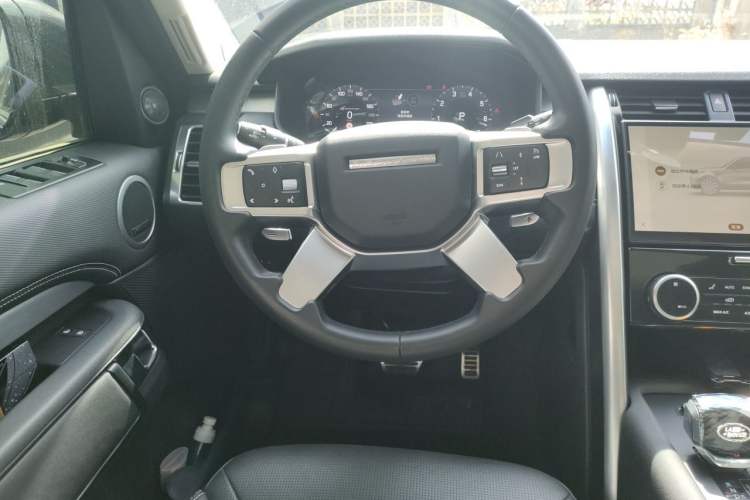 Used Land Rover Discovery 2023 Revised Version 360 PS R-Dynamic S Steering Wheel