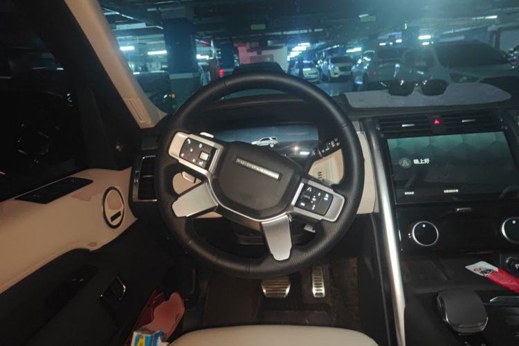 Used Land Rover Discovery 2023 Revised Version 360 PS R-Dynamic S Steering Wheel
