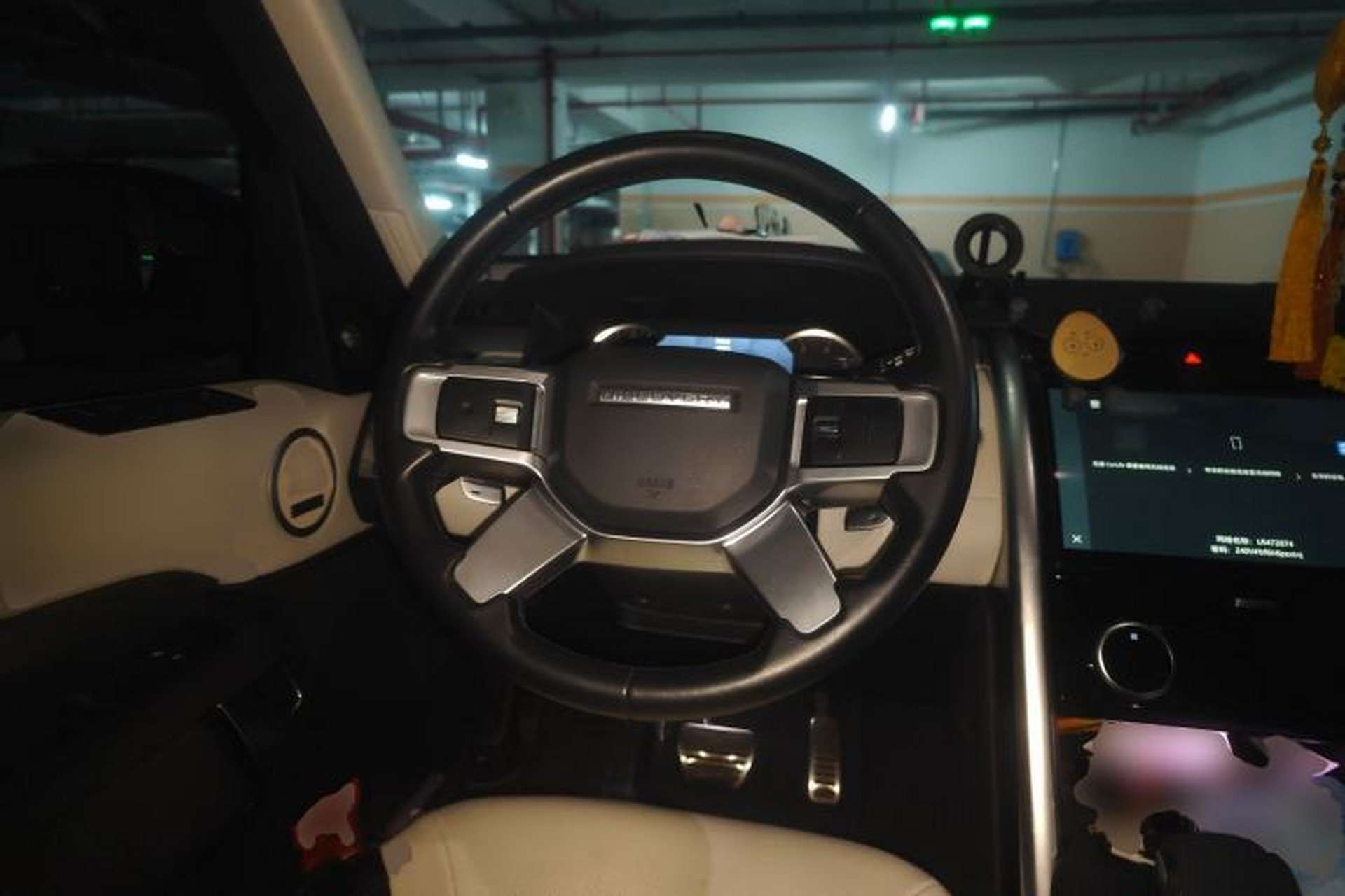 Used Land Rover Discovery 2023 Revised Version 360 PS R-Dynamic S Steering Wheel