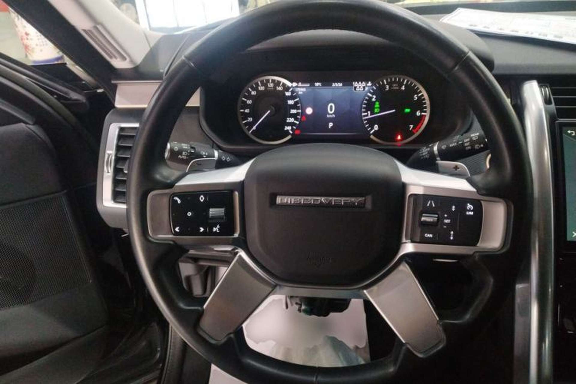Used Land Rover Discovery 2023 Revised Version 360 PS R-Dynamic S Steering Wheel