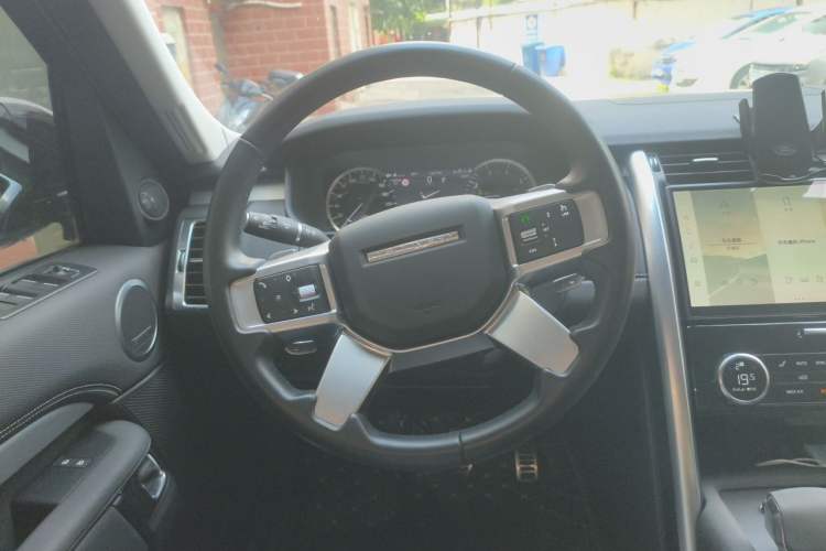 Used Land Rover Discovery 2023 Revised Version 360 PS R-Dynamic S Steering Wheel