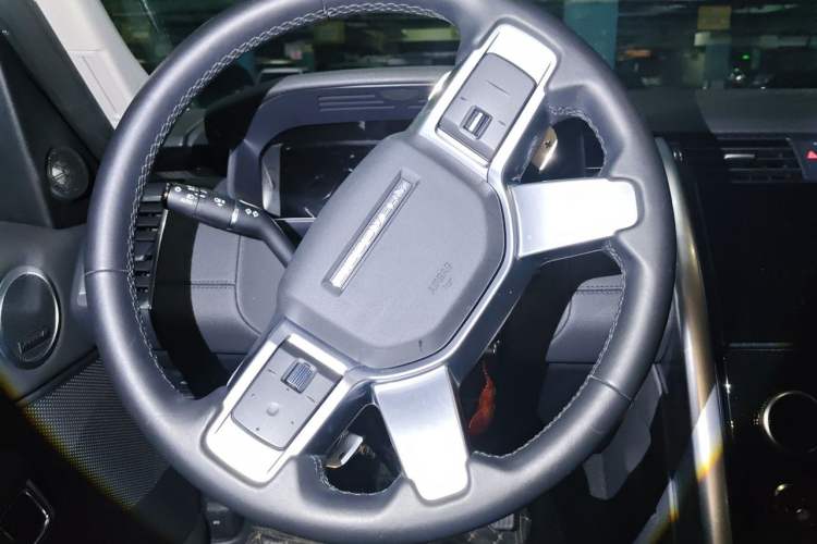 Used Land Rover Discovery 2023 360 PS R-Dynamic SE Steering Wheel