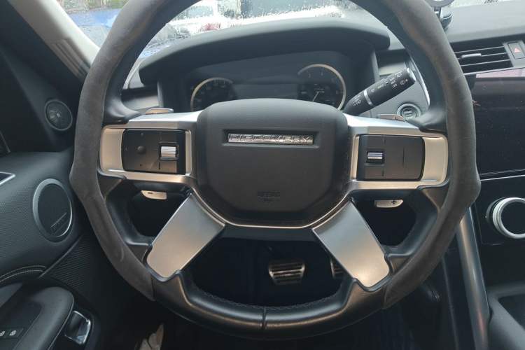 Used Land Rover Discovery 2023 360 PS R-Dynamic S Steering Wheel