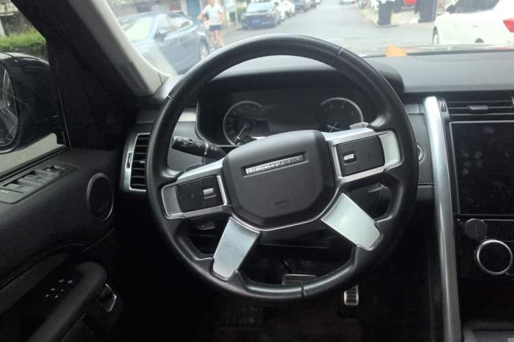 Used Land Rover Discovery 2023 360 PS R-Dynamic S Steering Wheel