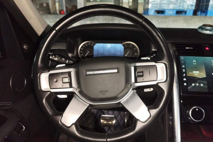 Used Land Rover Discovery 2023 360 PS R-Dynamic S Steering Wheel