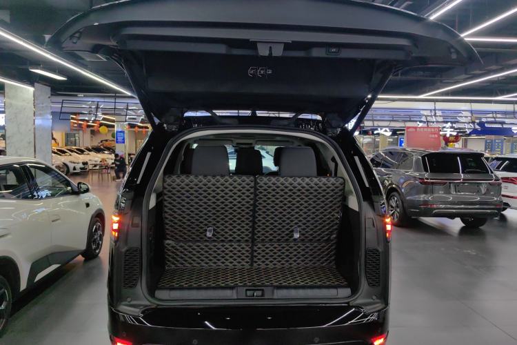 Used Land Rover Discovery 2023 360 PS R-Dynamic S Trunk