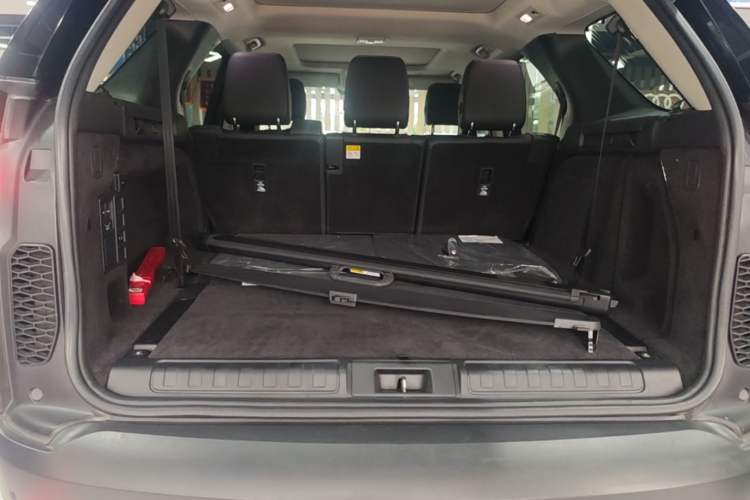 Used Land Rover Discovery 2023 Facelift 300PS S Trunk