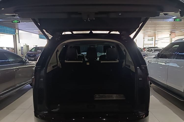 Used Land Rover Discovery 2023 Revised Version 360 PS R-Dynamic S Trunk