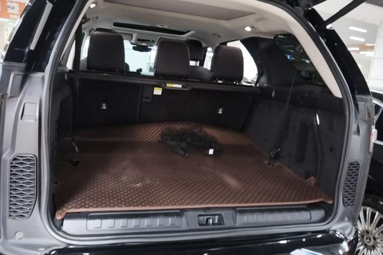 Used Land Rover Discovery 2023 Revised Version 360 PS R-Dynamic S Trunk