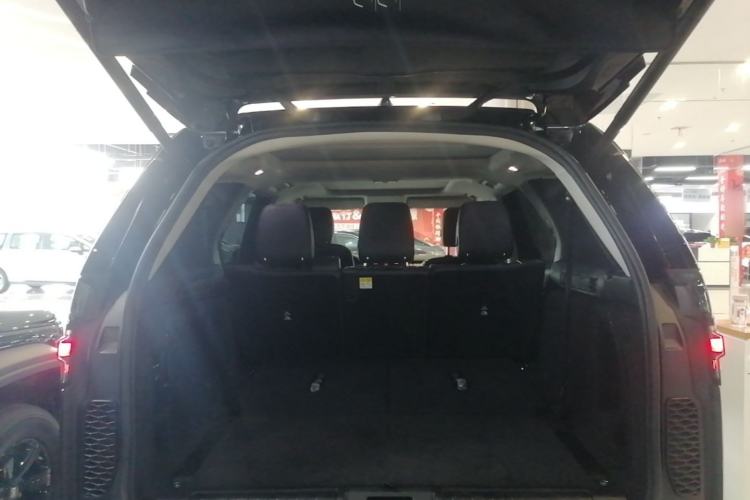 Used Land Rover Discovery 2023 360 PS R-Dynamic S Trunk