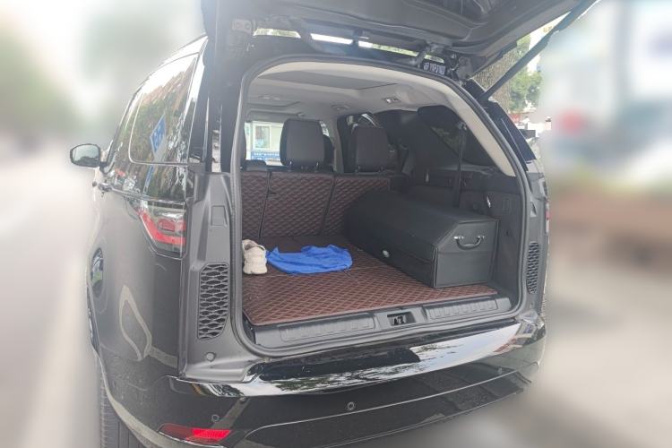 Used Land Rover Discovery 2023 Revised Version 360 PS R-Dynamic S Trunk