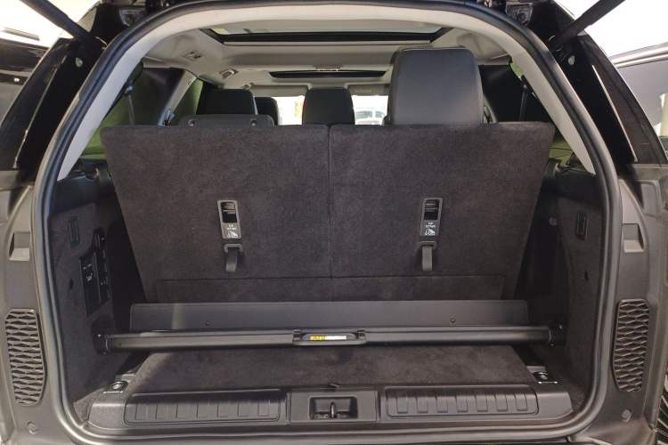 Used Land Rover Discovery 2023 360 PS R-Dynamic S Trunk