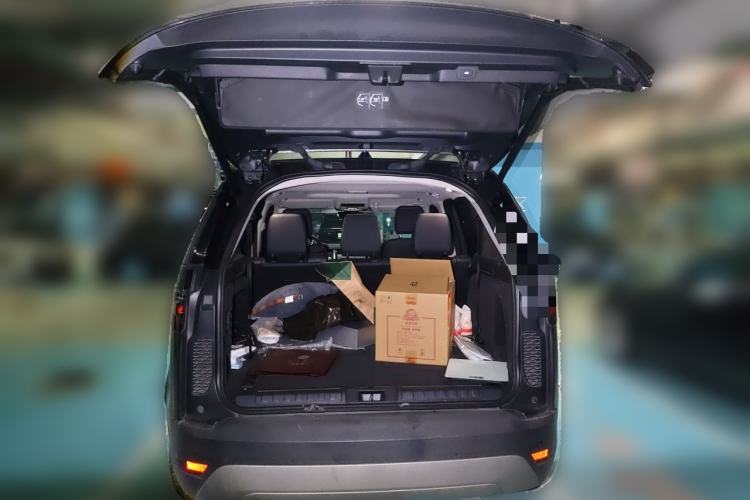 Used Land Rover Discovery 2023 360 PS R-Dynamic SE Trunk