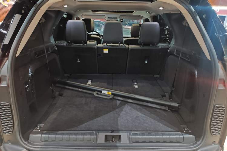 Used Land Rover Discovery 2023 360 PS R-Dynamic SE Trunk