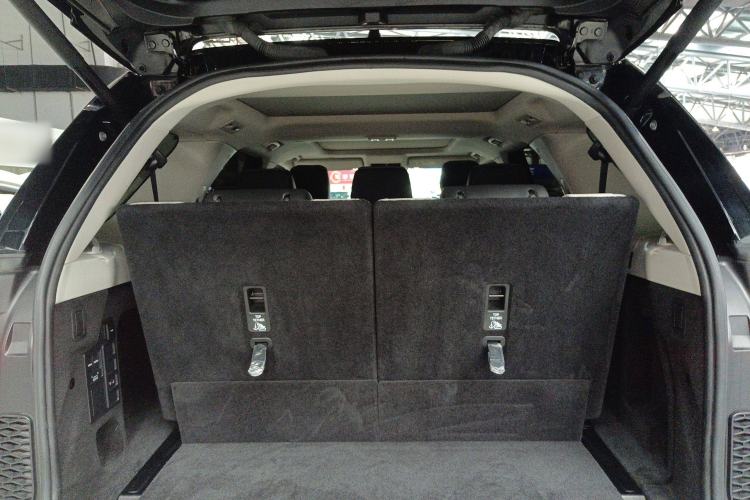 Used Land Rover Discovery 2023 360 PS R-Dynamic S Trunk