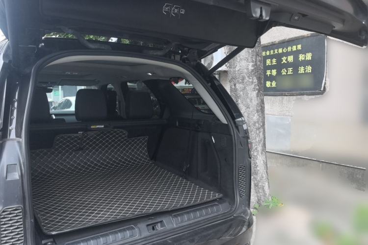 Used Land Rover Discovery 2023 360 PS R-Dynamic S Trunk