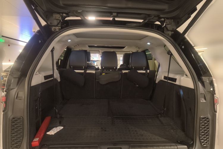Used Land Rover Discovery 2023 360 PS R-Dynamic S Trunk