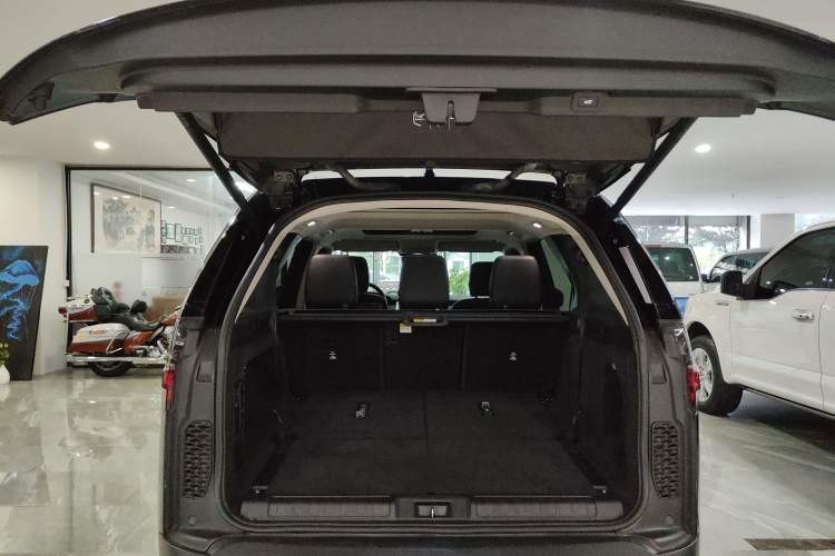 Used Land Rover Discovery 2023 Facelift 300PS S Trunk