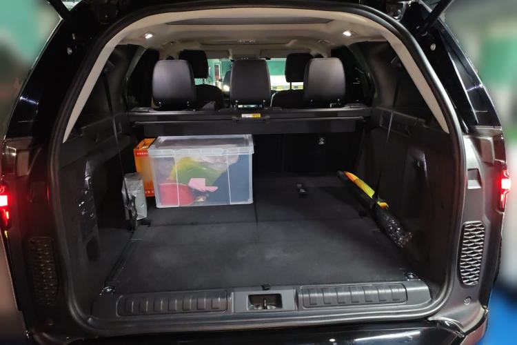 Used Land Rover Discovery 2023 360 PS R-Dynamic S Trunk