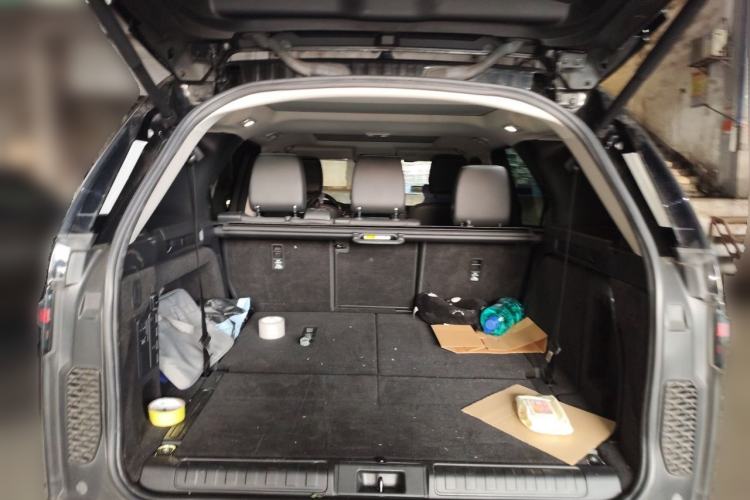 Used Land Rover Discovery 2023 360 PS R-Dynamic S Trunk