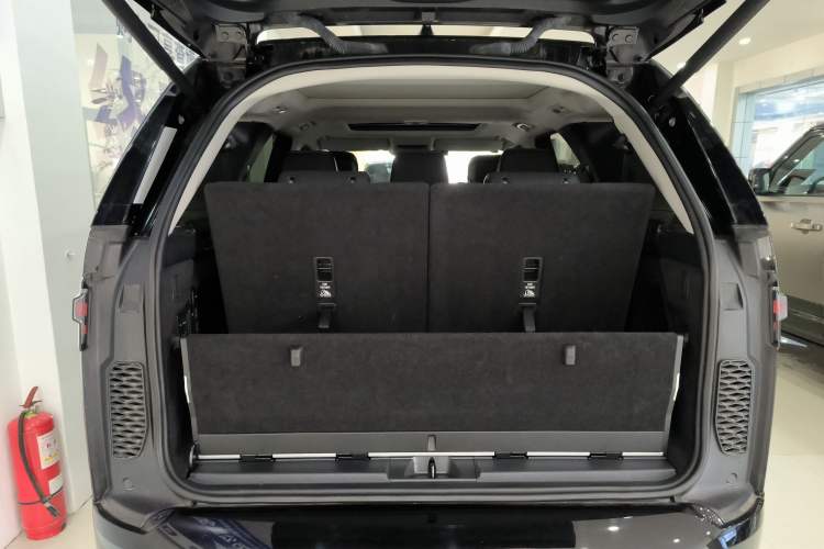 Used Land Rover Discovery 2023 Restyled 360 PS R-Dynamic SE Trunk