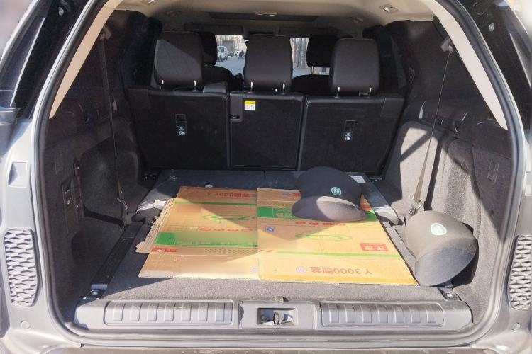 Used Land Rover Discovery 2023 Revised Version 360 PS R-Dynamic S Trunk