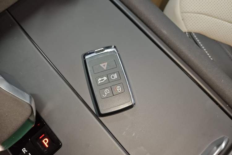 Used Land Rover Discovery 2023 Revised Version 360 PS R-Dynamic S Vehicle Key