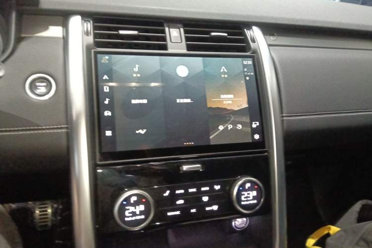 Used Land Rover Discovery 2023 Restyled 360 PS R-Dynamic SE Audio And AC Panel