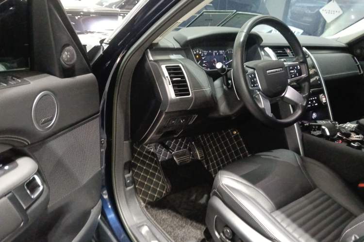 Used Land Rover Discovery 2023 Restyled 360 PS R-Dynamic SE Driver Seat