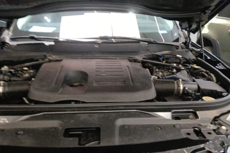 Used Land Rover Discovery 2023 Restyled 360 PS R-Dynamic SE Engine Bay