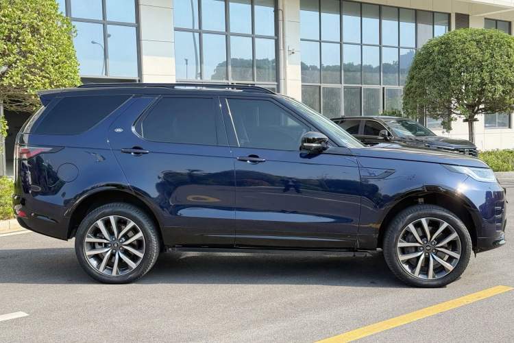 Used Land Rover Discovery 2023 Restyled 360 PS R-Dynamic SE Exterior 4