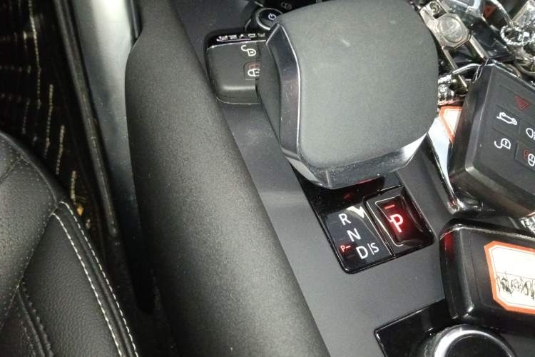 Used Land Rover Discovery 2023 Restyled 360 PS R-Dynamic SE Gear Lever
