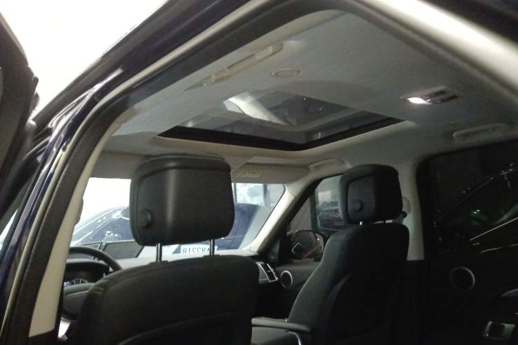 Used Land Rover Discovery 2023 Restyled 360 PS R-Dynamic SE Headliner