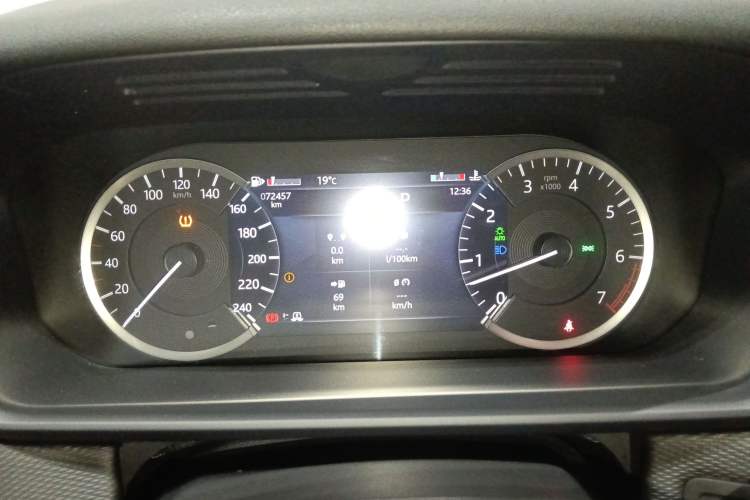 Used Land Rover Discovery 2023 Restyled 360 PS R-Dynamic SE Instrument Cluster