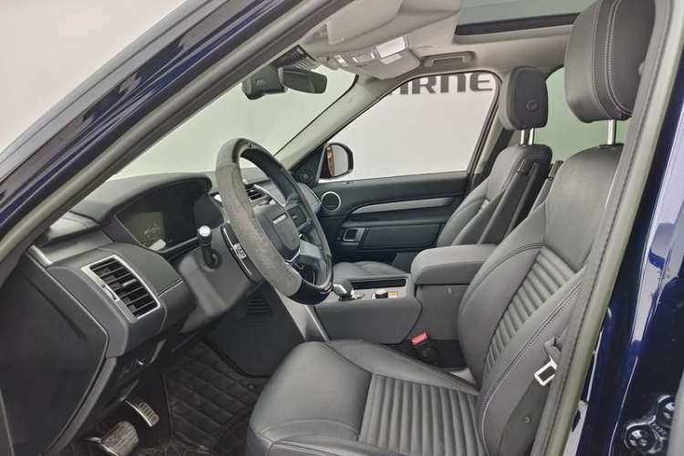 Used Land Rover Discovery 2023 Revised Version 360 PS R-Dynamic S Interior 3