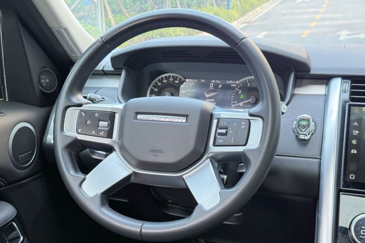 Used Land Rover Discovery 2023 Restyled 360 PS R-Dynamic SE Interior 4