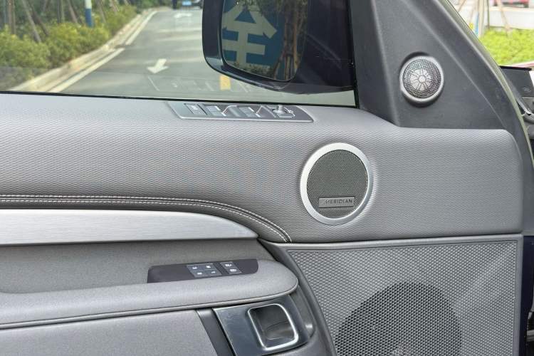 Used Land Rover Discovery 2023 Restyled 360 PS R-Dynamic SE Interior 6