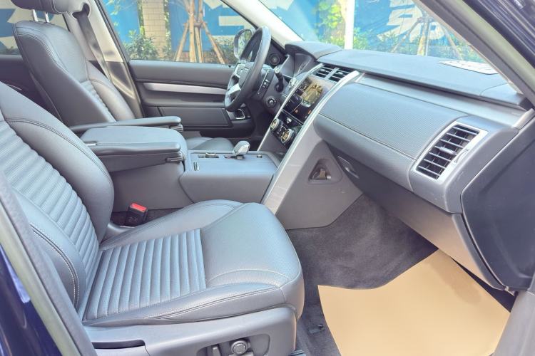 Used Land Rover Discovery 2023 Restyled 360 PS R-Dynamic SE Interior 7