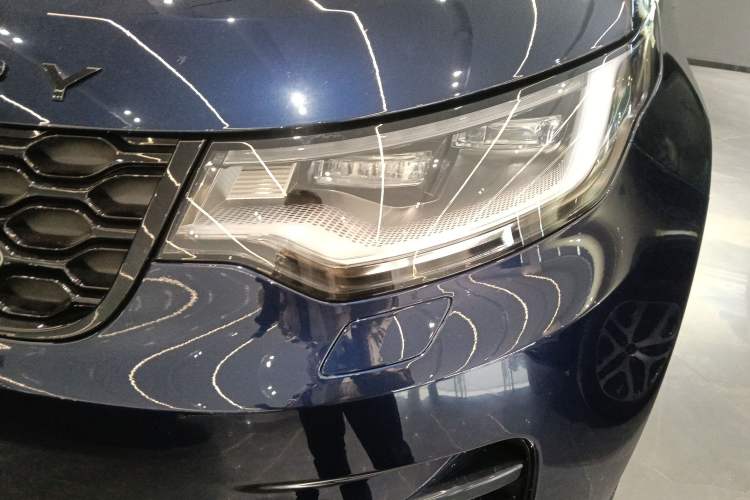 Used Land Rover Discovery 2023 Restyled 360 PS R-Dynamic SE Left Front Headlight