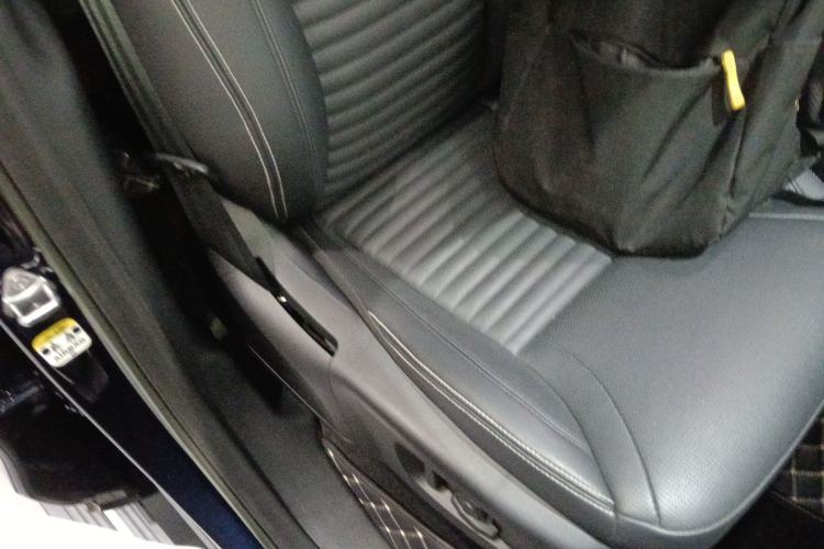 Used Land Rover Discovery 2023 Restyled 360 PS R-Dynamic SE Right Front Seat