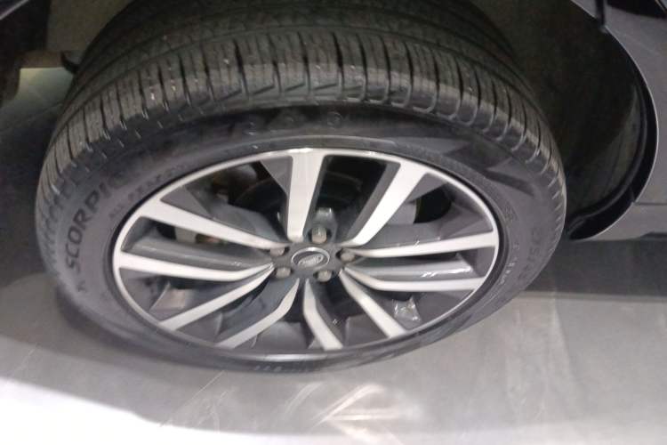 Used Land Rover Discovery 2023 Restyled 360 PS R-Dynamic SE Right Rear Wheel Hub