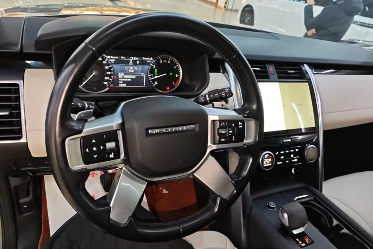 Used Land Rover Discovery 2023 300PS S Center Console
