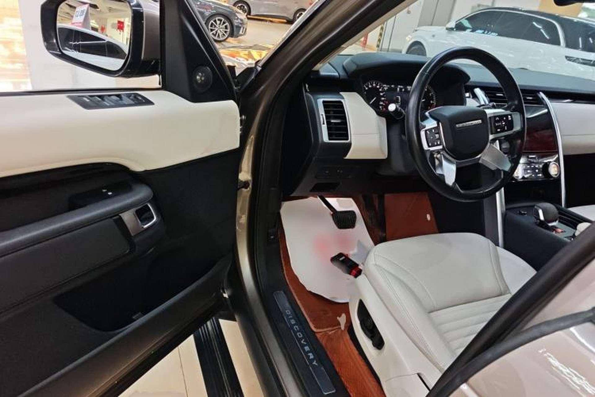 Used Land Rover Discovery 2023 300PS S Driver Seat
